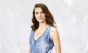 Amanda Knox is standing outside.