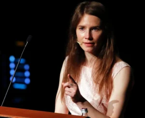 Amanda Knox is speaking into the mic.