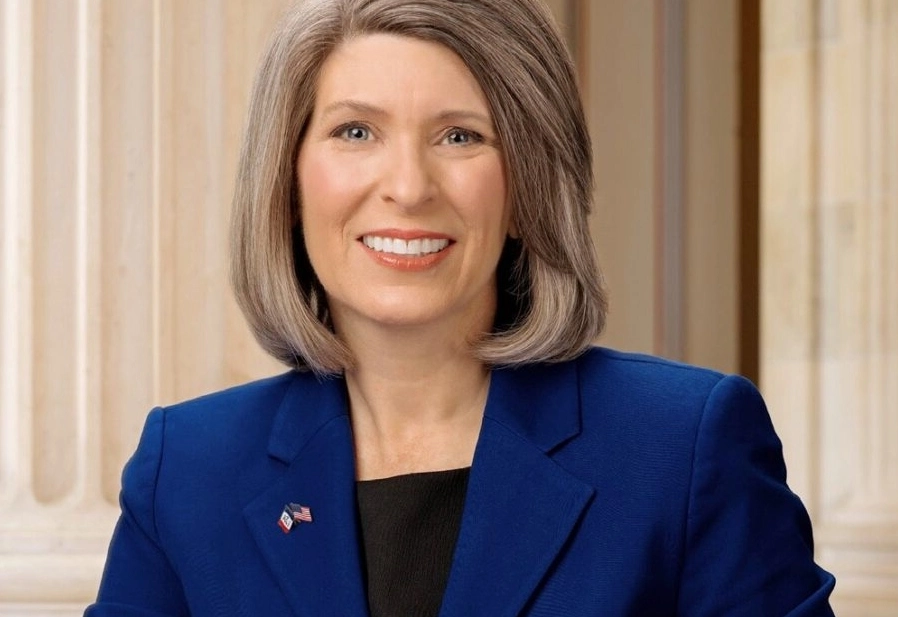 Read more about the article Joni Ernst Net Worth The Financial Side of a Fierce Political Voice