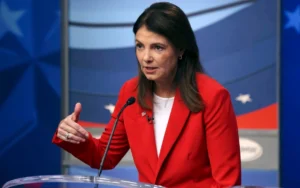 Kelly Ayotte is addressing the public.