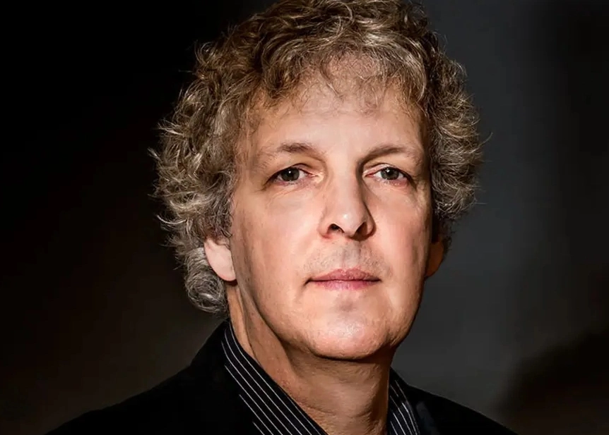 Read more about the article How Rich Is Steve Hamilton? A Look at His Net Worth & Literary Success