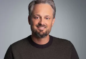 Read more about the article Breaking Down Nate Bargatze Net Worth Comedy Specials Tours & More