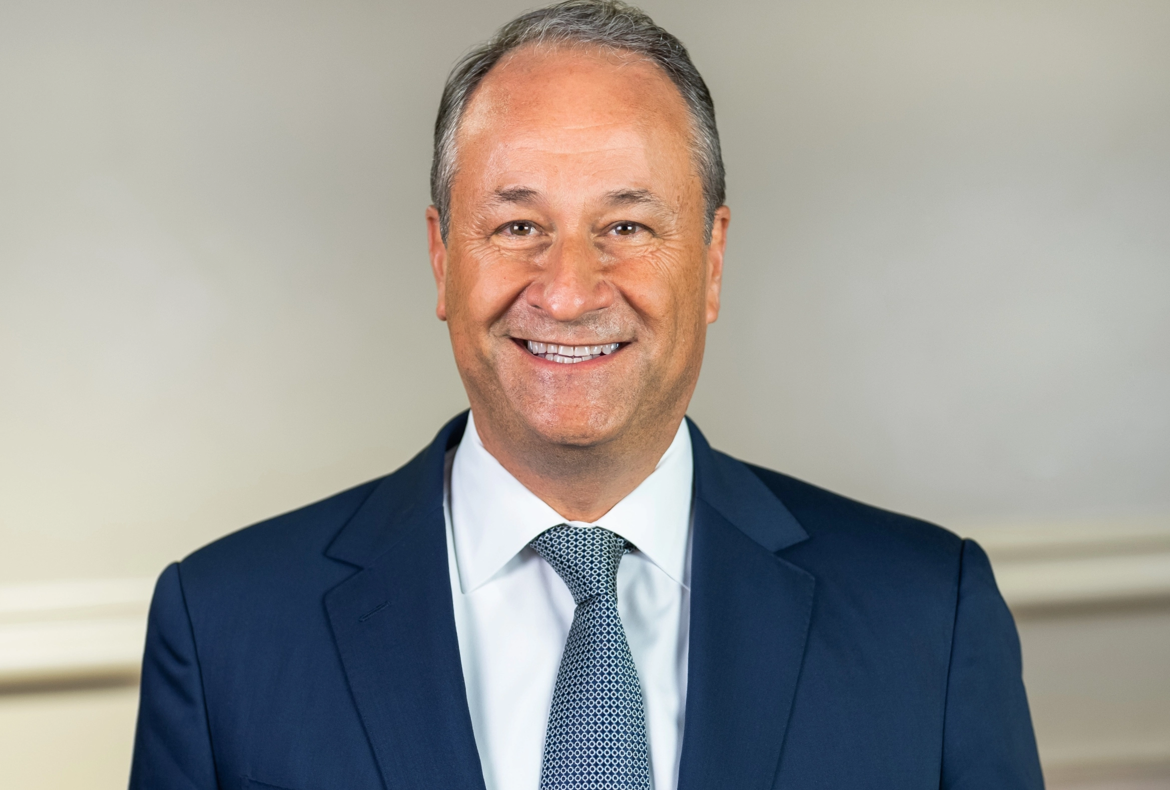 Read more about the article Douglas Emhoff Net Worth Exposed How the Second Gentleman Built His Fortune Outside the Spotlight