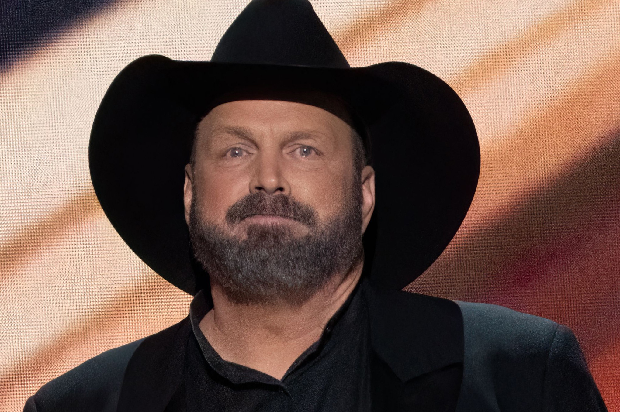 Read more about the article Garth Brooks Net Worth 2025 How the Country Legend Built His $Million Fortune