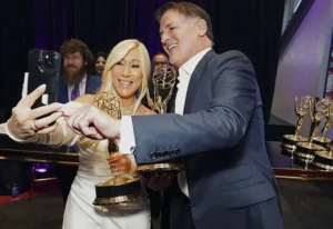 Lori Greiner takes a selfie with a man holding an award.