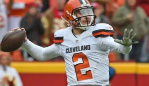 Cleveland Browns ka quarterback football throw karte hue NFL game mein.