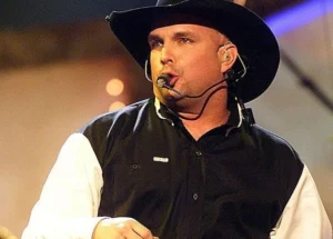 Garth Brooks has a microphone on his face.