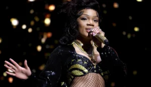 GloRilla is singing while wearing black clothes.